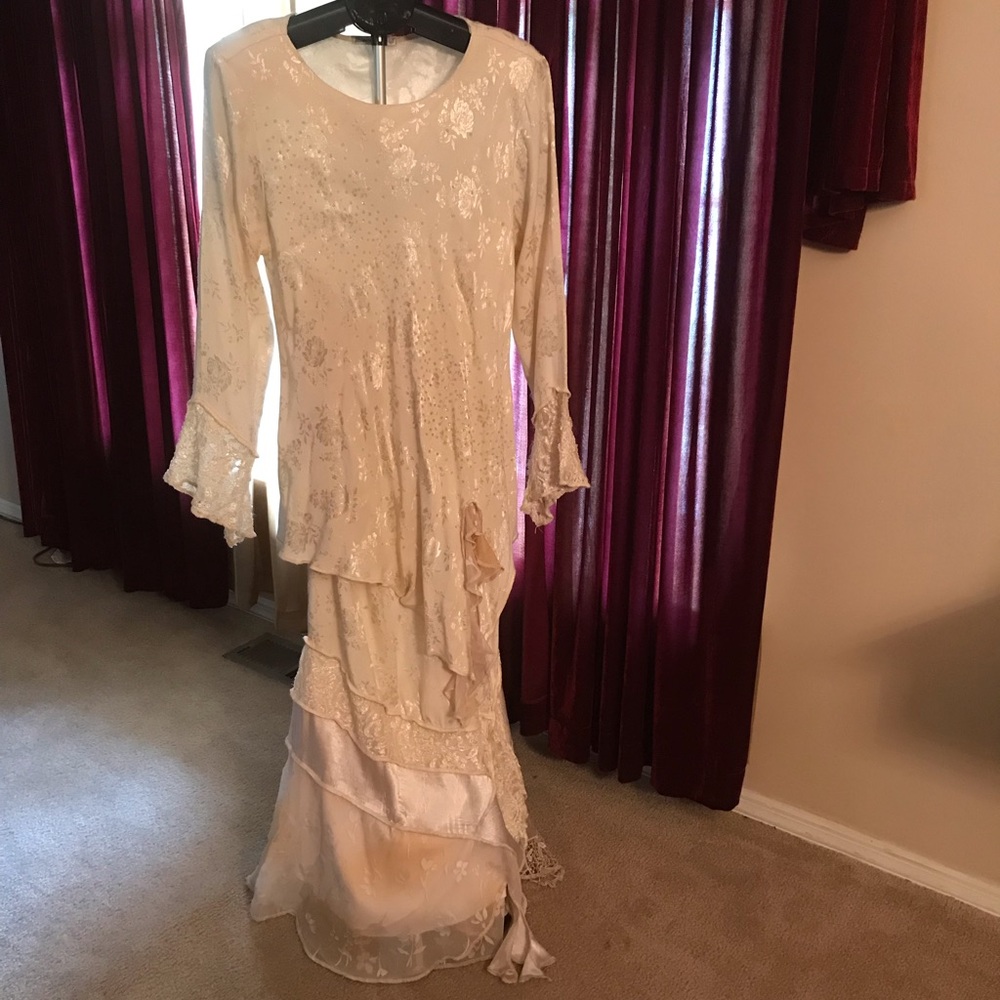 Woman 2 Piece Cream Vintage Evening Wear..